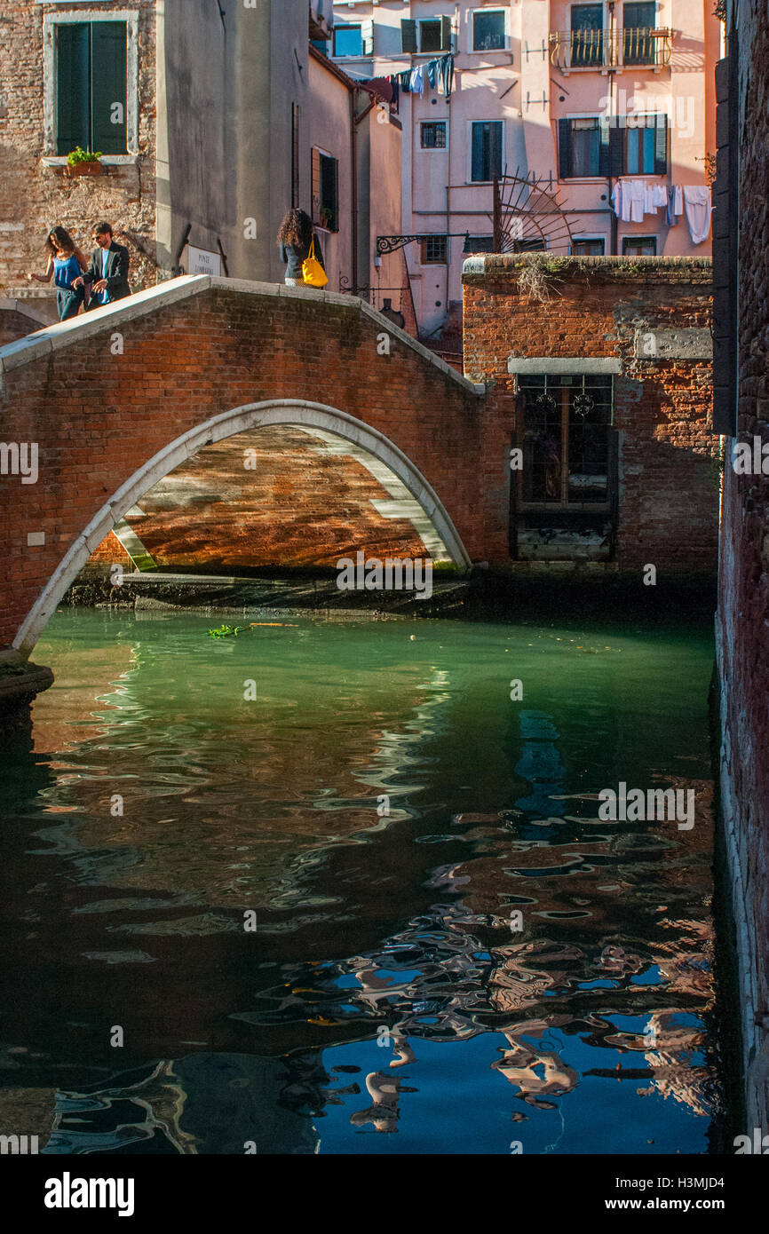 Touristen, überqueren eine kleine Brücke in Venedig Stockfoto