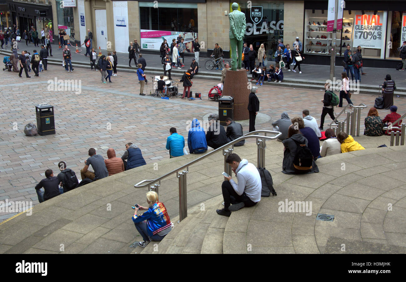 Sauchihall Street Glasgow City Center Zentrum einheimische und Touristen entspannen und die Sonne genießen Stockfoto