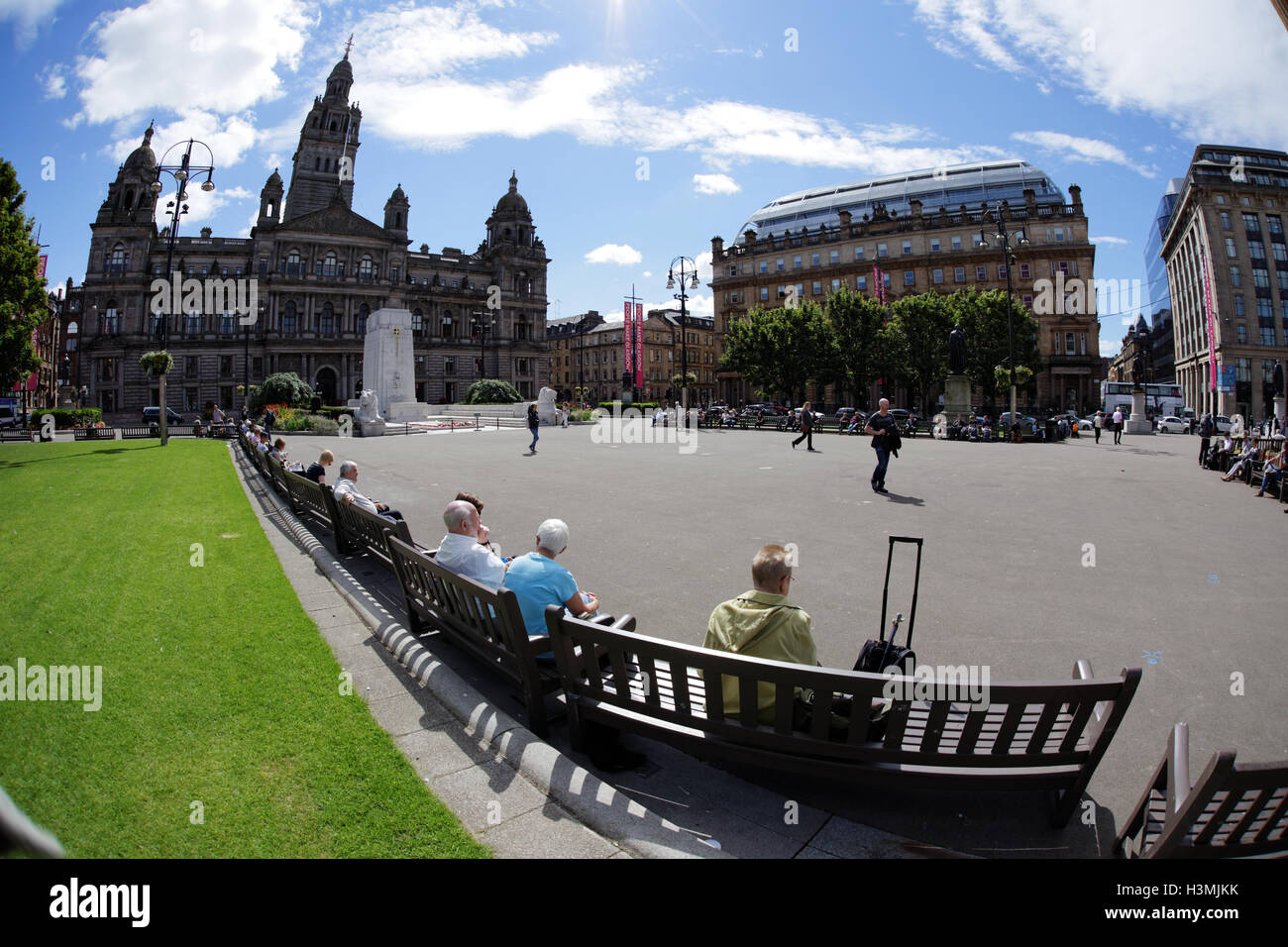 George Square und die Stadt Kammern mit der Kenotaph in Glasgow Stadtzentrum einheimische und Touristen entspannen und die Sonne genießen Stockfoto