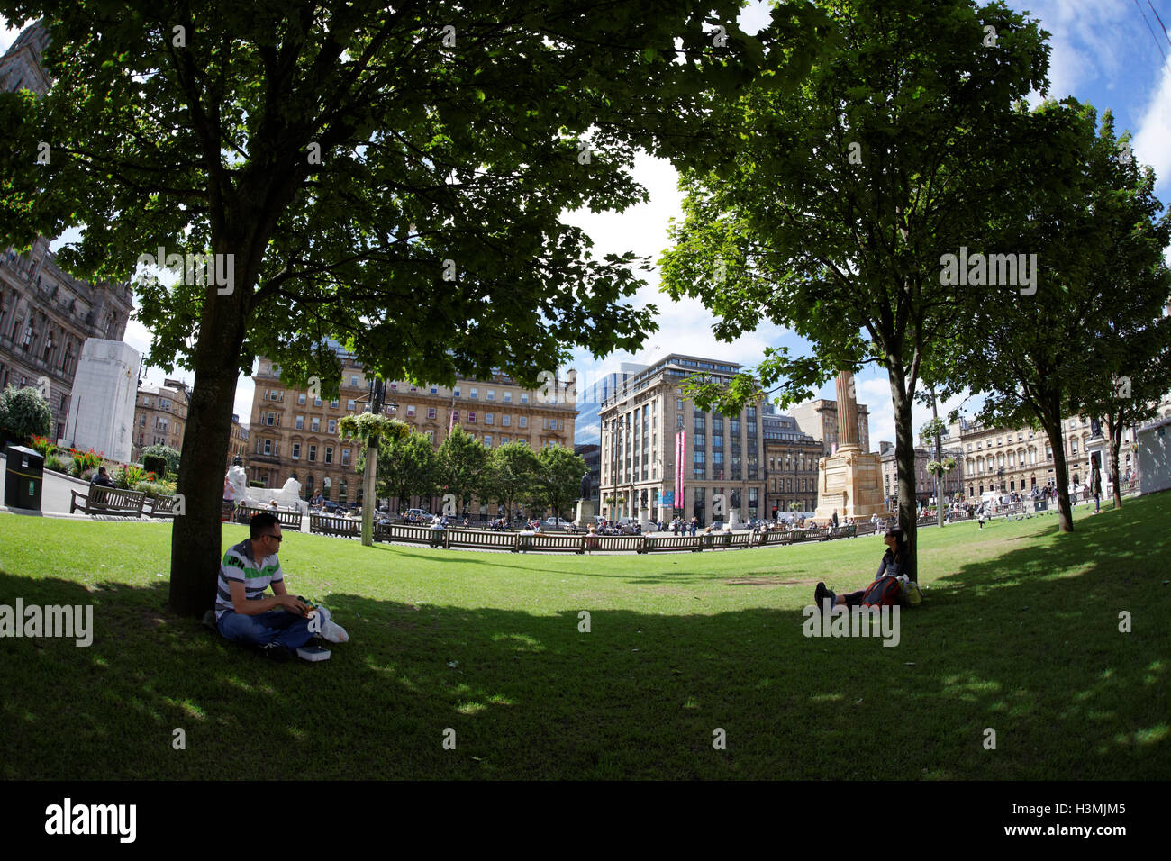 George Square und die Stadt Kammern mit der Kenotaph in Glasgow Stadtzentrum einheimische und Touristen entspannen und die Sonne genießen Stockfoto