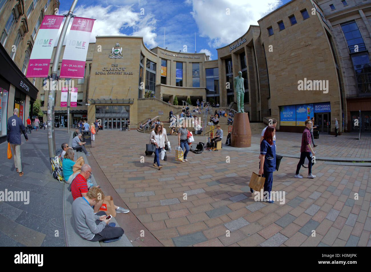 Sauchihall Straße Concert Hall in Glasgow City Center Zentrum einheimische und Touristen entspannen und die Sonne genießen Stockfoto