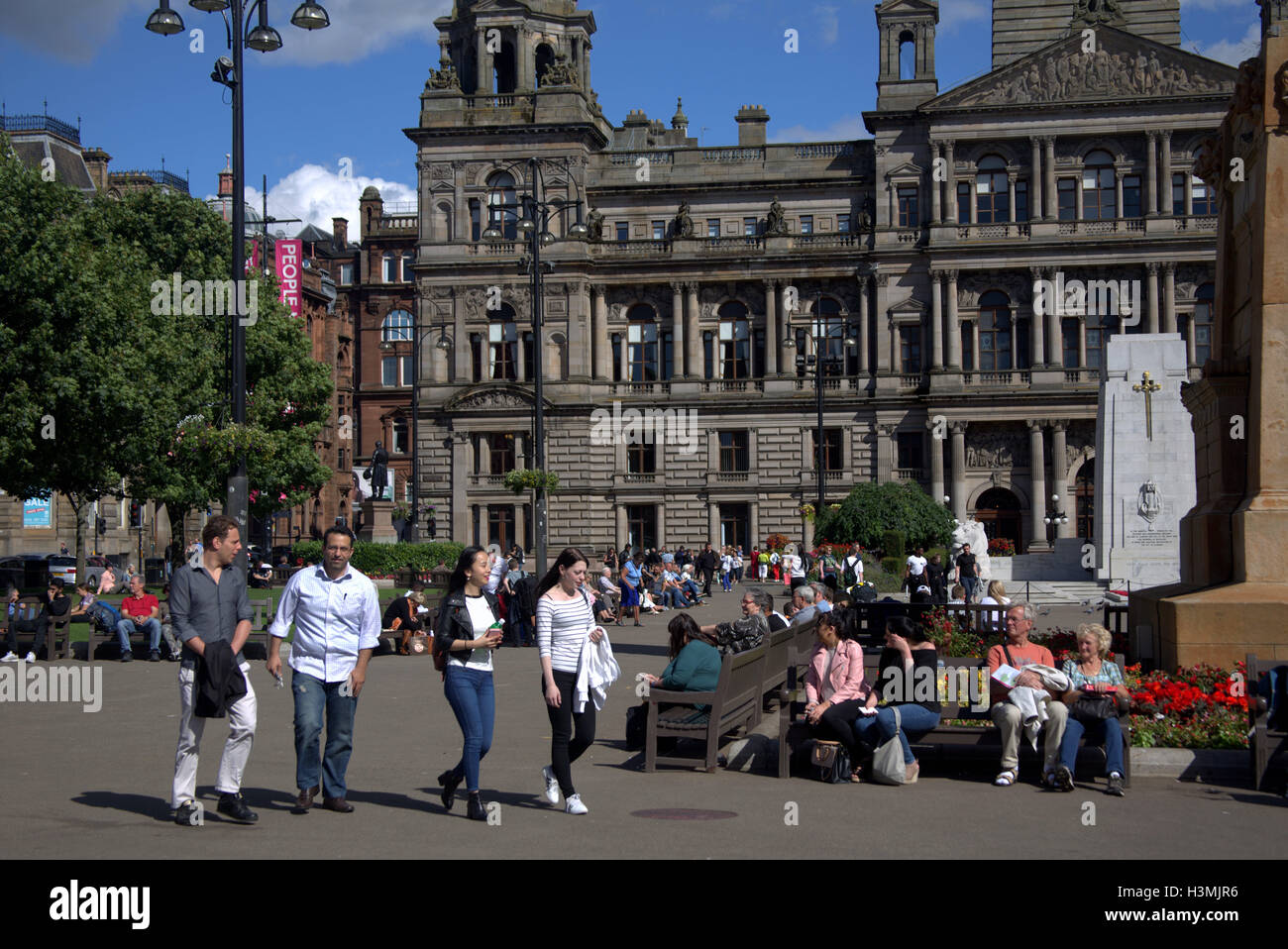 George Square und die Stadt Kammern mit der Kenotaph in Glasgow Stadtzentrum einheimische und Touristen entspannen und die Sonne genießen Stockfoto