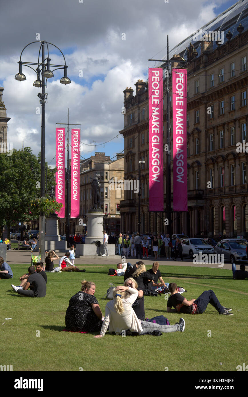 George Square und die Stadt Kammern mit der Kenotaph in Glasgow Stadtzentrum einheimische und Touristen entspannen und die Sonne genießen Stockfoto