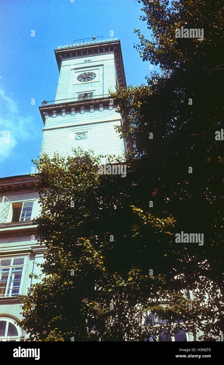 Lviv, Ukraine, UdSSR - circa 1984: Lemberg Rathaus erbaut 1830-1845. Turm 65 m Höhe in der Nähe von Markt oder Rynok Square - einen zentralen Platz der Stadt. Lemberg - Stadt in der westlichen Ukraine, Hauptstadt der historischen Region Galicien. Stockfoto