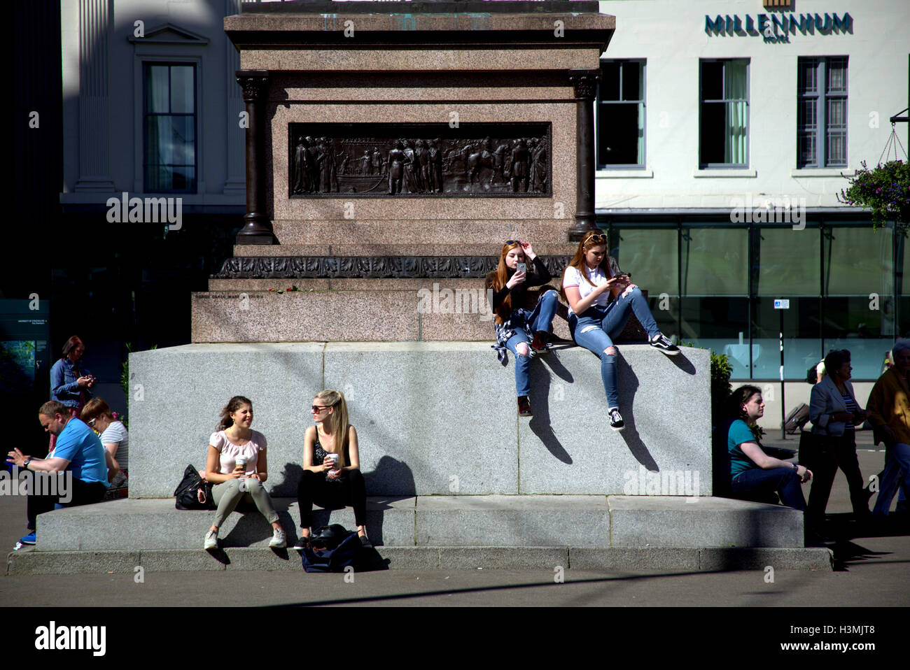 George Square und die Stadt Kammern mit der Kenotaph in Glasgow Stadtzentrum einheimische und Touristen entspannen und die Sonne genießen Stockfoto