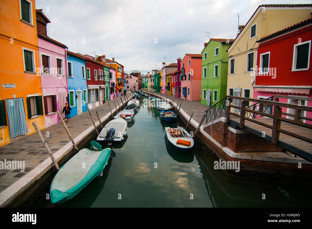 Ein Blick auf einen Kanal in der Insel Burano in Venedig. Stockfoto