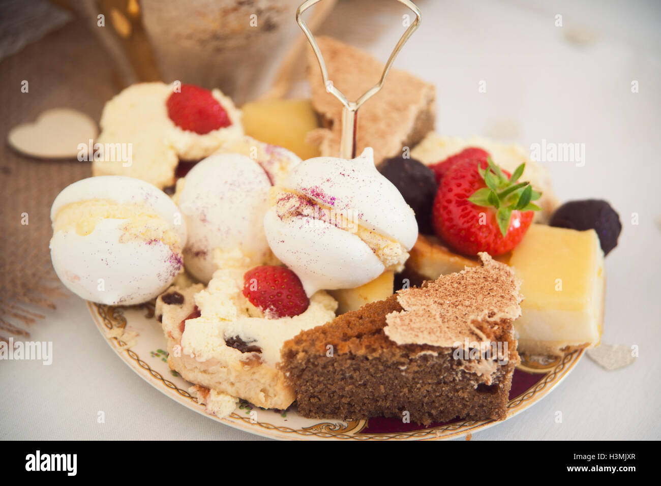Eine Auswahl an hübschen Kuchen begeben Sie sich auf einer Platte auf eine englische Tee-party Stockfoto