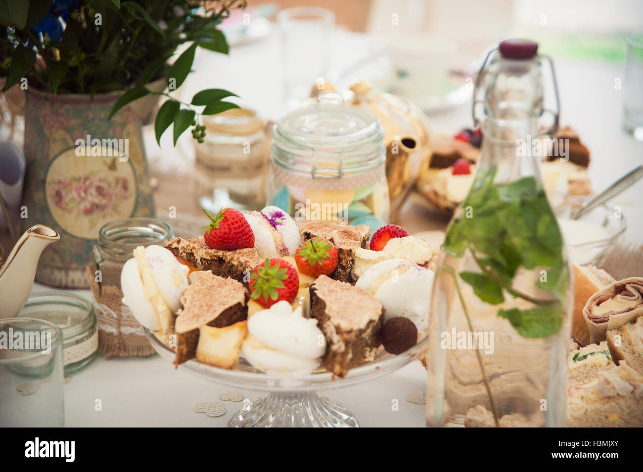 Eine Auswahl an schönen Kuchen, begib dich auf eine Tabelle Stockfoto