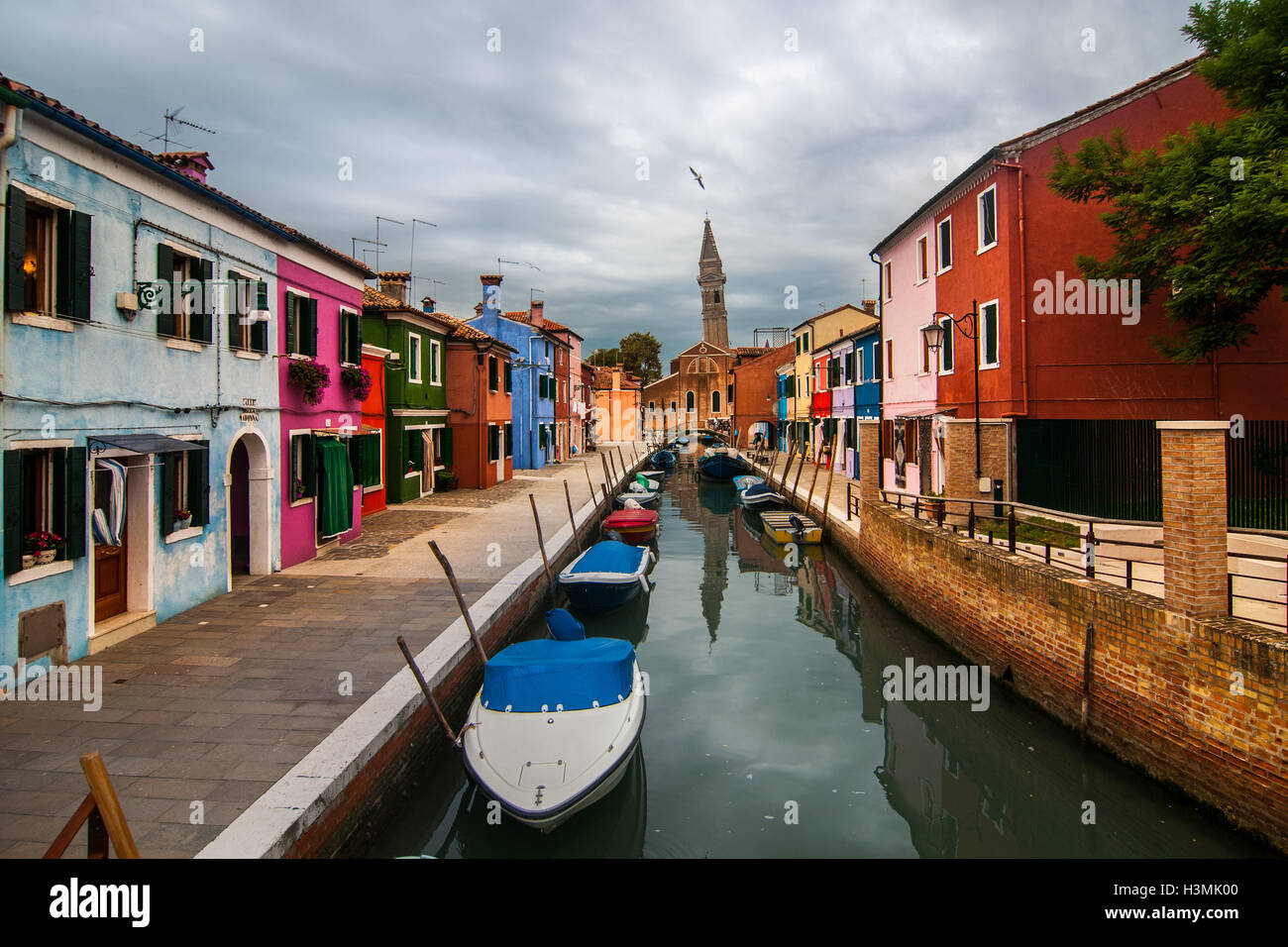 Ein Blick auf einen Kanal in der Insel Burano in Venedig. Stockfoto