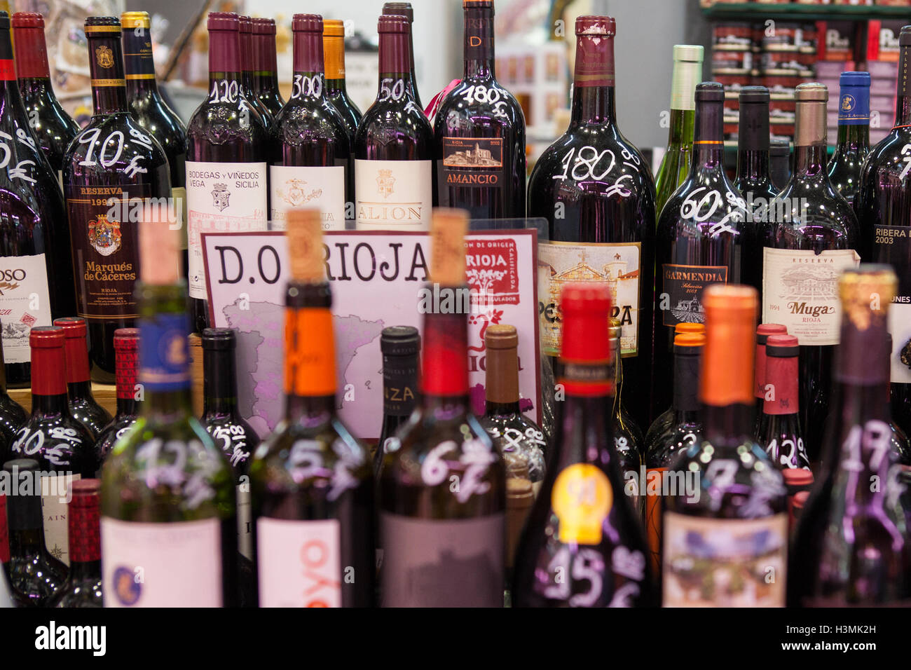 Flaschen Rotwein zum Verkauf an einem Stand auf dem Zentralmarkt in Valencia Stockfoto