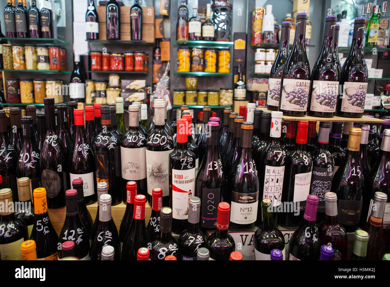 Flaschen Rotwein zum Verkauf an einem Stand auf dem Zentralmarkt in Valencia Stockfoto