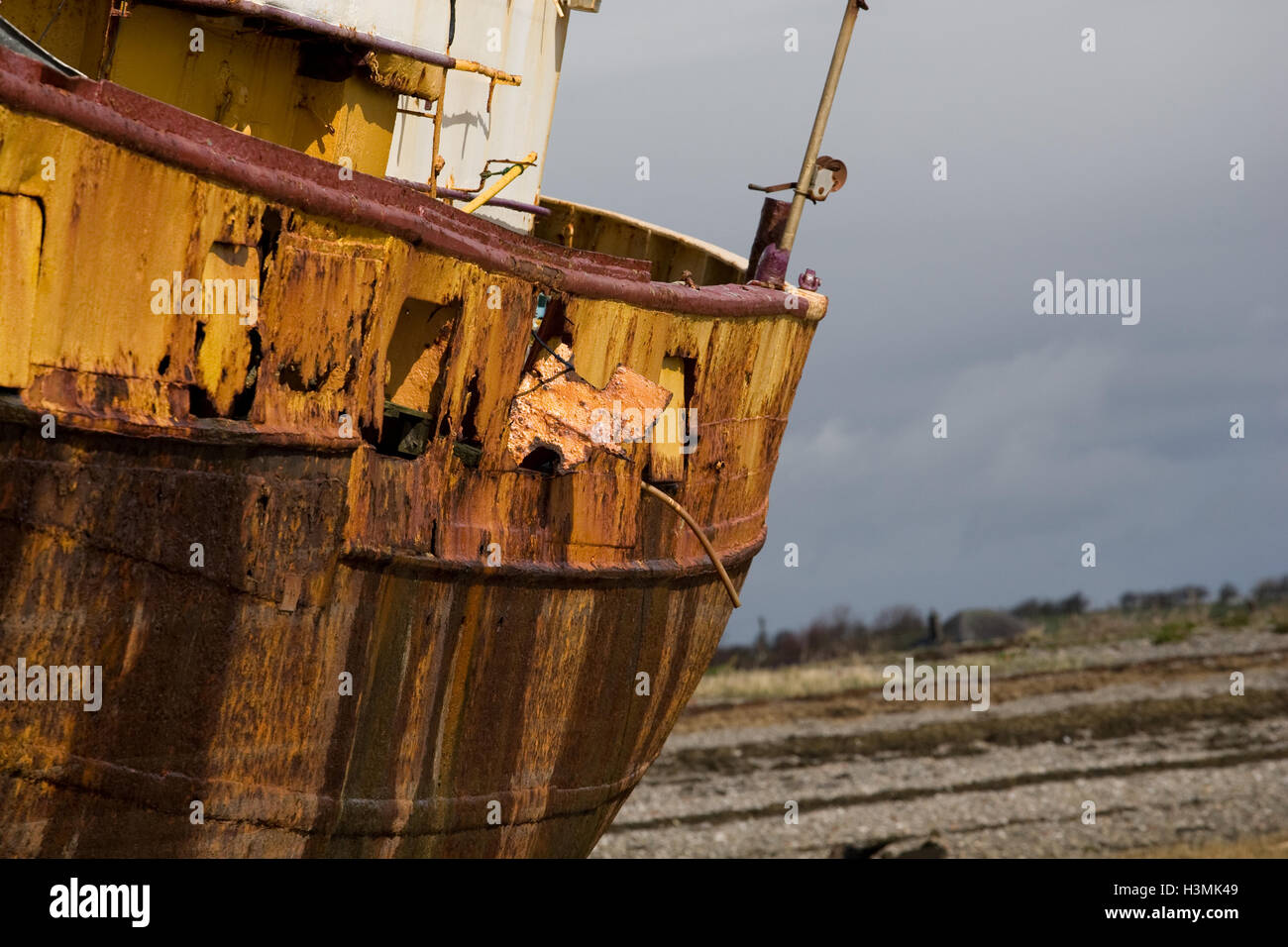 "Vita Nova" sitzt ein verfallenen Fischkutter auf dem Sand in Roa Island, Furness, Cumbria. Stockfoto