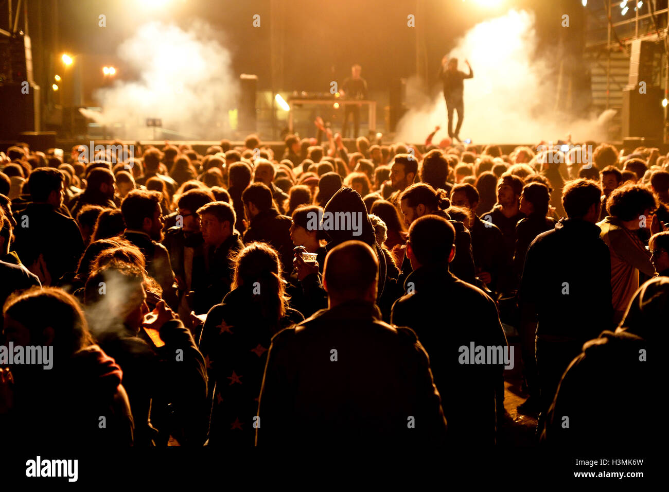 VALENCIA, Spanien - 5 APR: Menschenmenge sehen Sie ein Konzert beim MBC-Fest am 5. April 2015 in Valencia, Spanien. Stockfoto