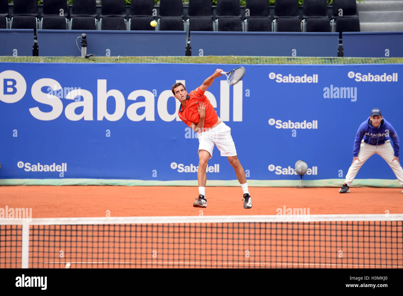 BARCELONA - 20 APR: Albert Ramos Vinolas (spanischer Tennisspieler) spielt bei den ATP Barcelona Open. Stockfoto