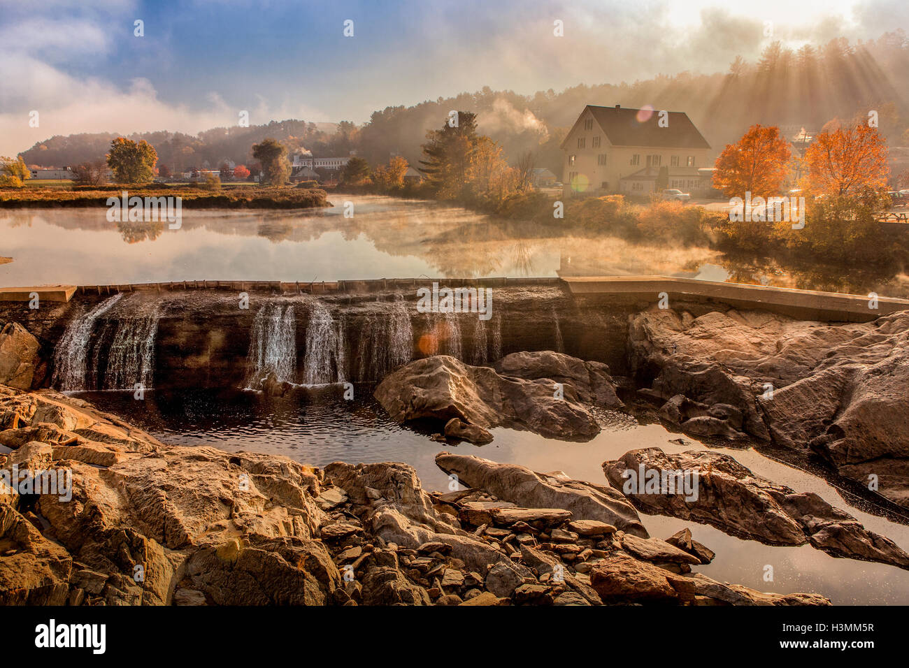Der Damm auf dem Ammonoosuc River in Lissabon, NH, USA wird teilweise durch Ammonoosuc Schub Störung gebildet. Am frühen Morgen malerische Herbst. Stockfoto