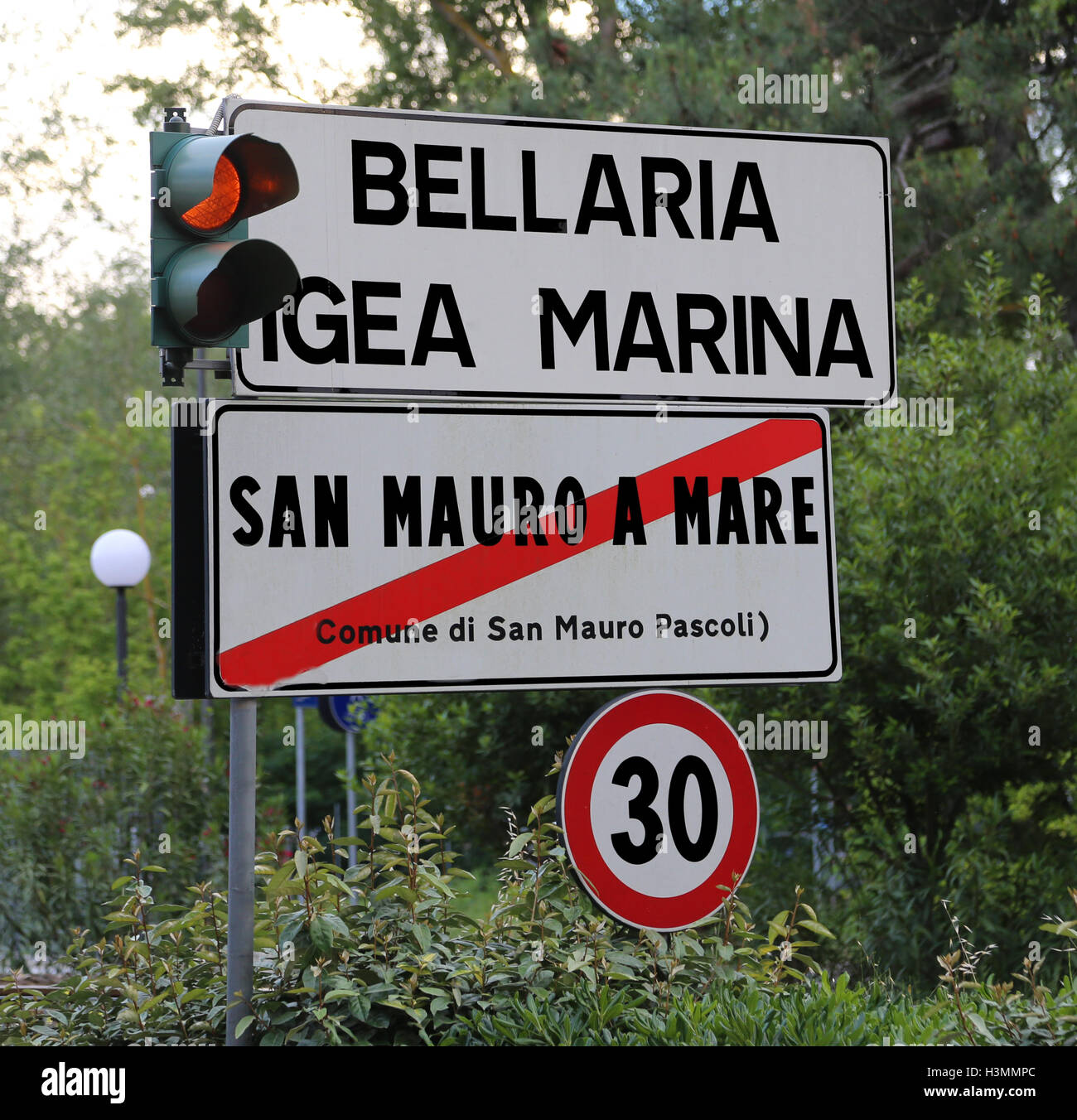 Schild mit dem Hinweis auf einige wichtige Badeorte an der Adria in Italien Stockfoto