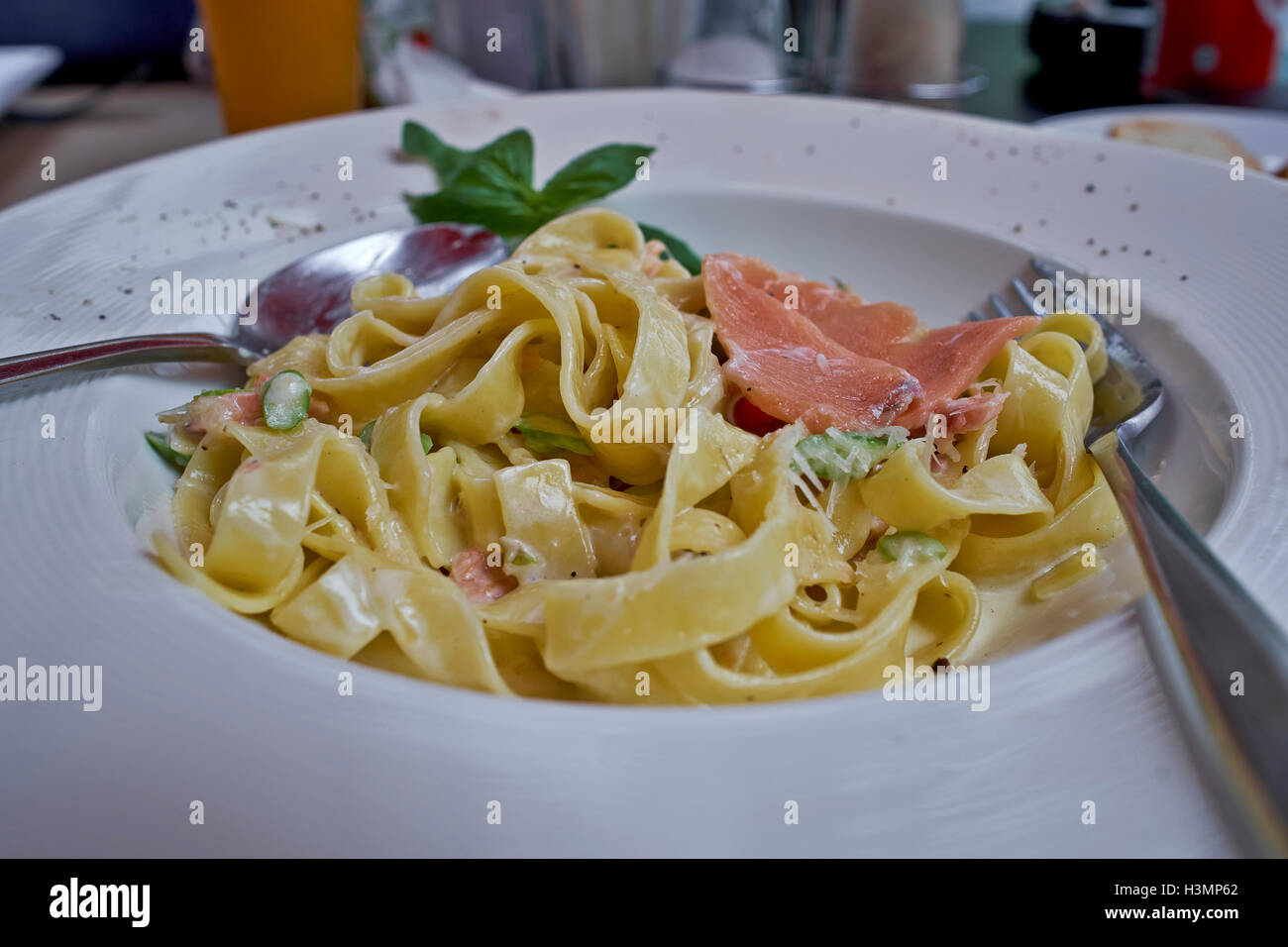 Geräucherter Lachs und Pasta Gericht. Stockfoto