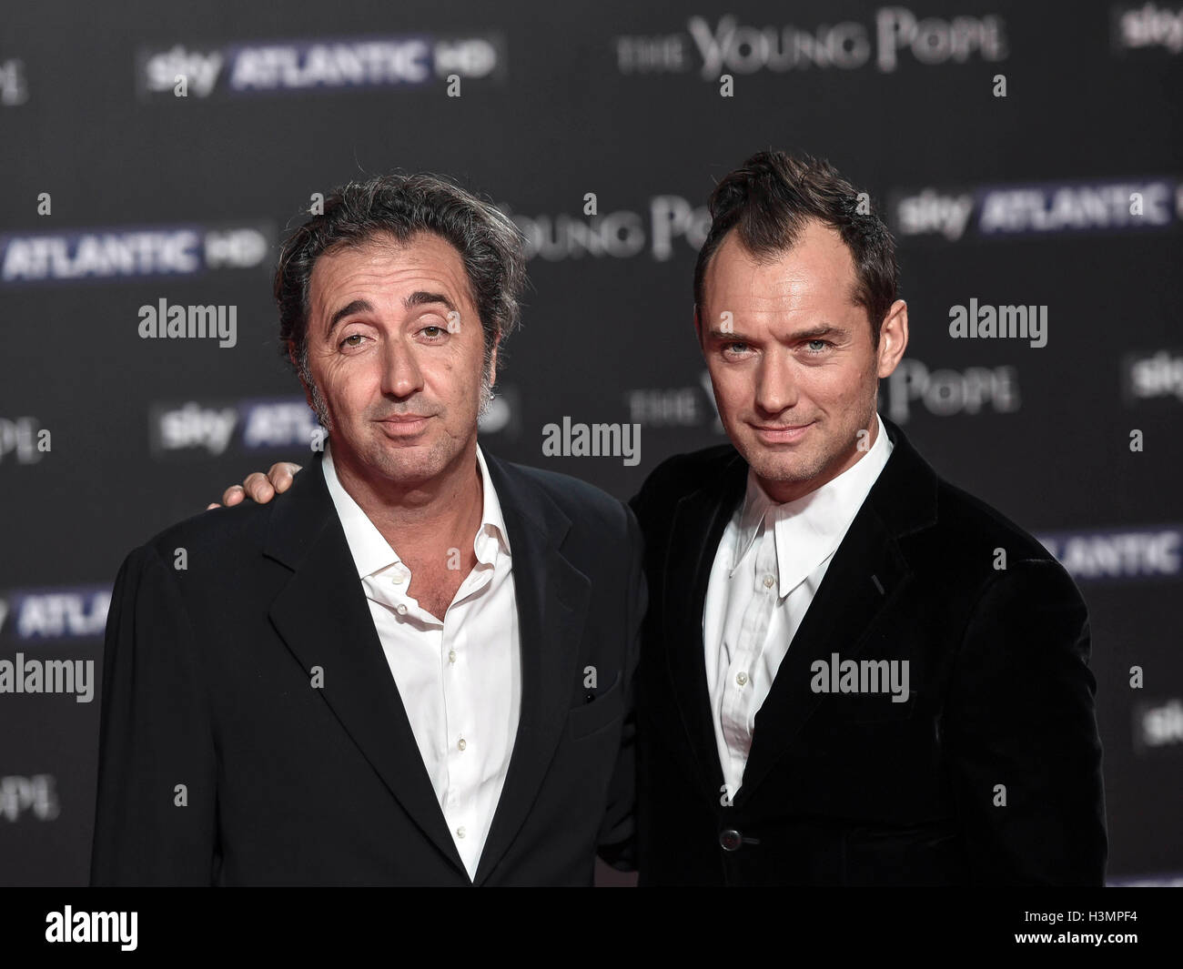 Italien, Rom 9. Oktober 2016: Jude Law und Regisseur Paolo Sorrentino besuchen die Premiere von Sky-Tv-Serie "The Young Papst" Ph Stockfoto