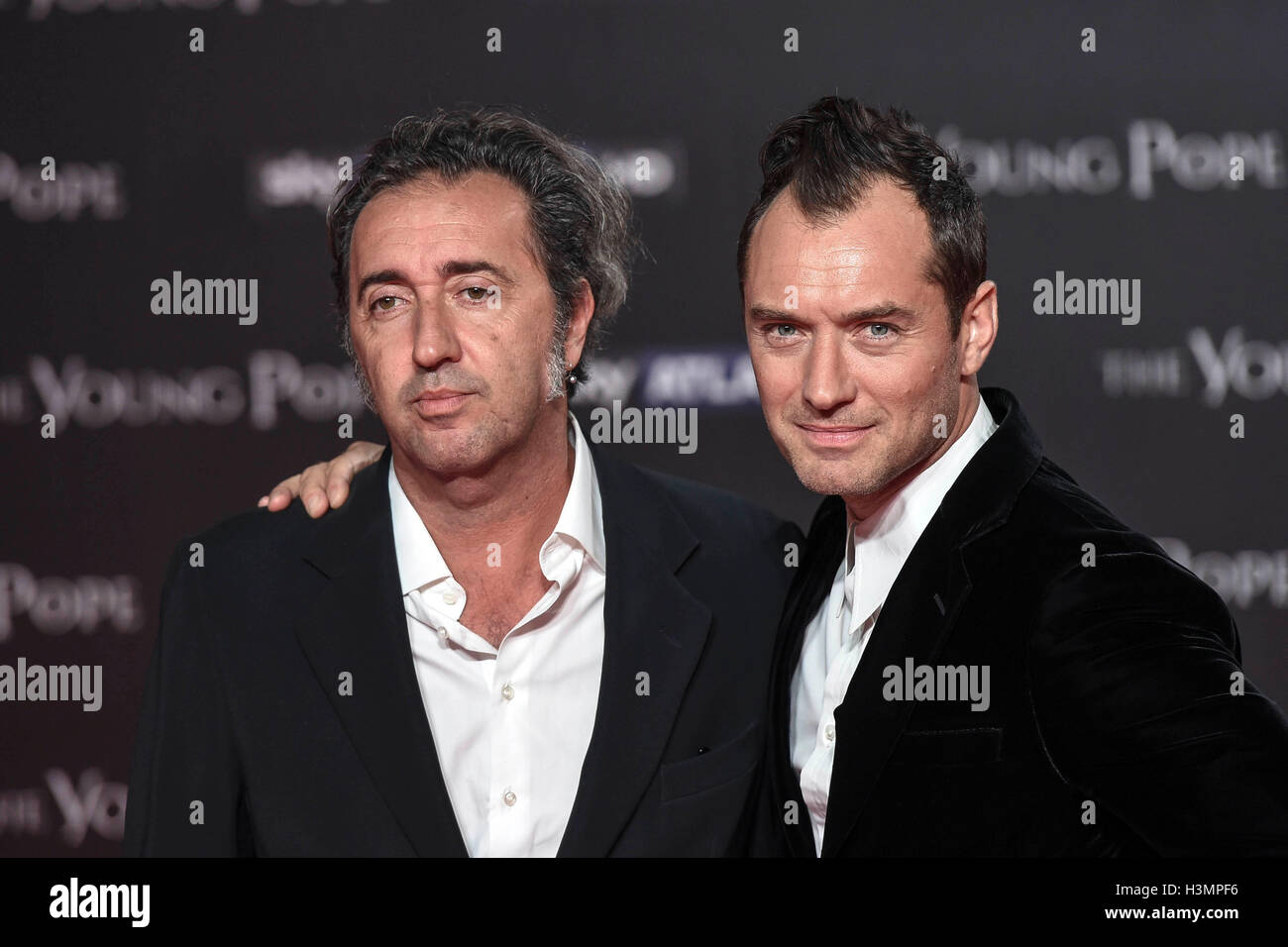 Italien, Rom 9. Oktober 2016: Jude Law und Regisseur Paolo Sorrentino besuchen die Premiere von Sky-Tv-Serie "The Young Papst" Ph Stockfoto