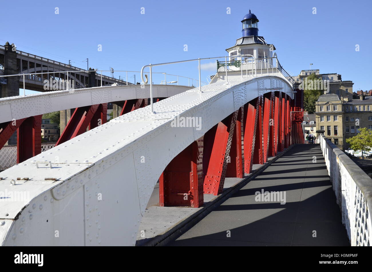 Die Drehbrücke über den Fluss Tyne zwischen Newcastle und Gateshead Stockfoto