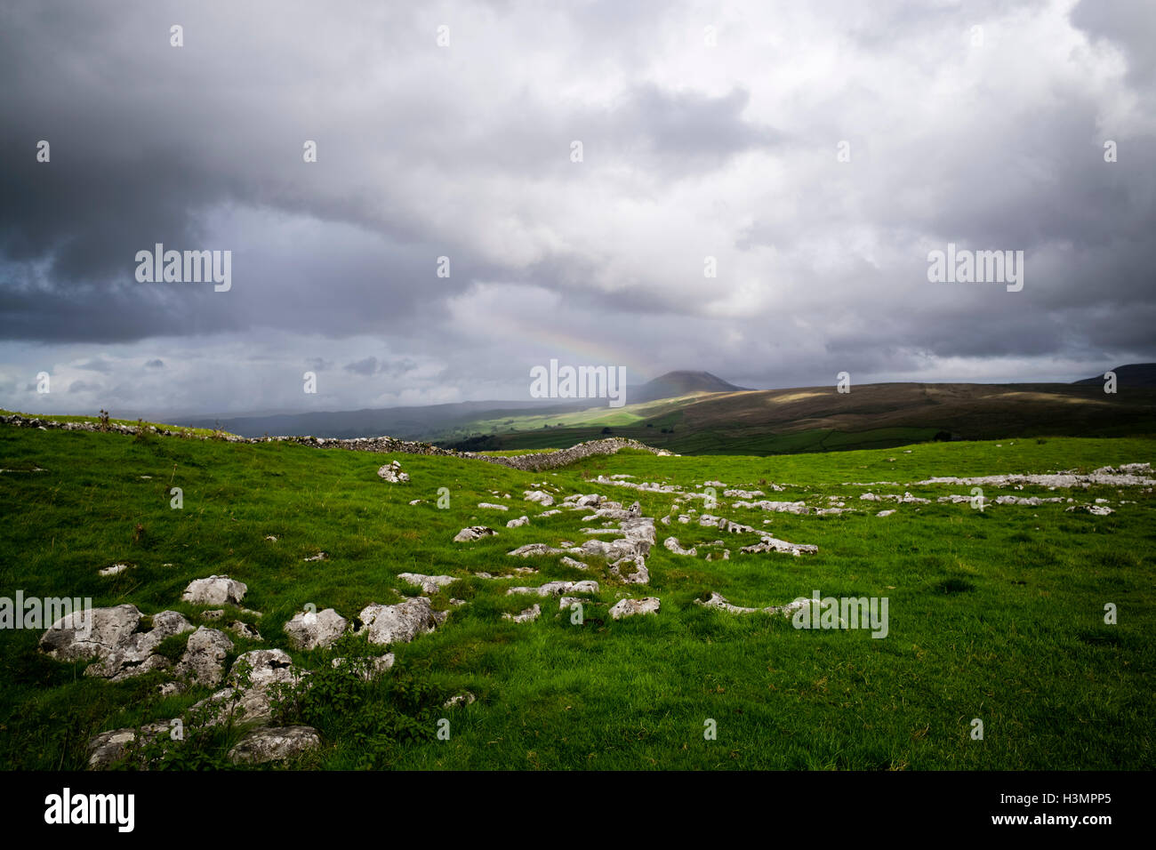 Regenwolken über Pen-y-Gent, Yorkshire Dales National Park, England, UK Stockfoto