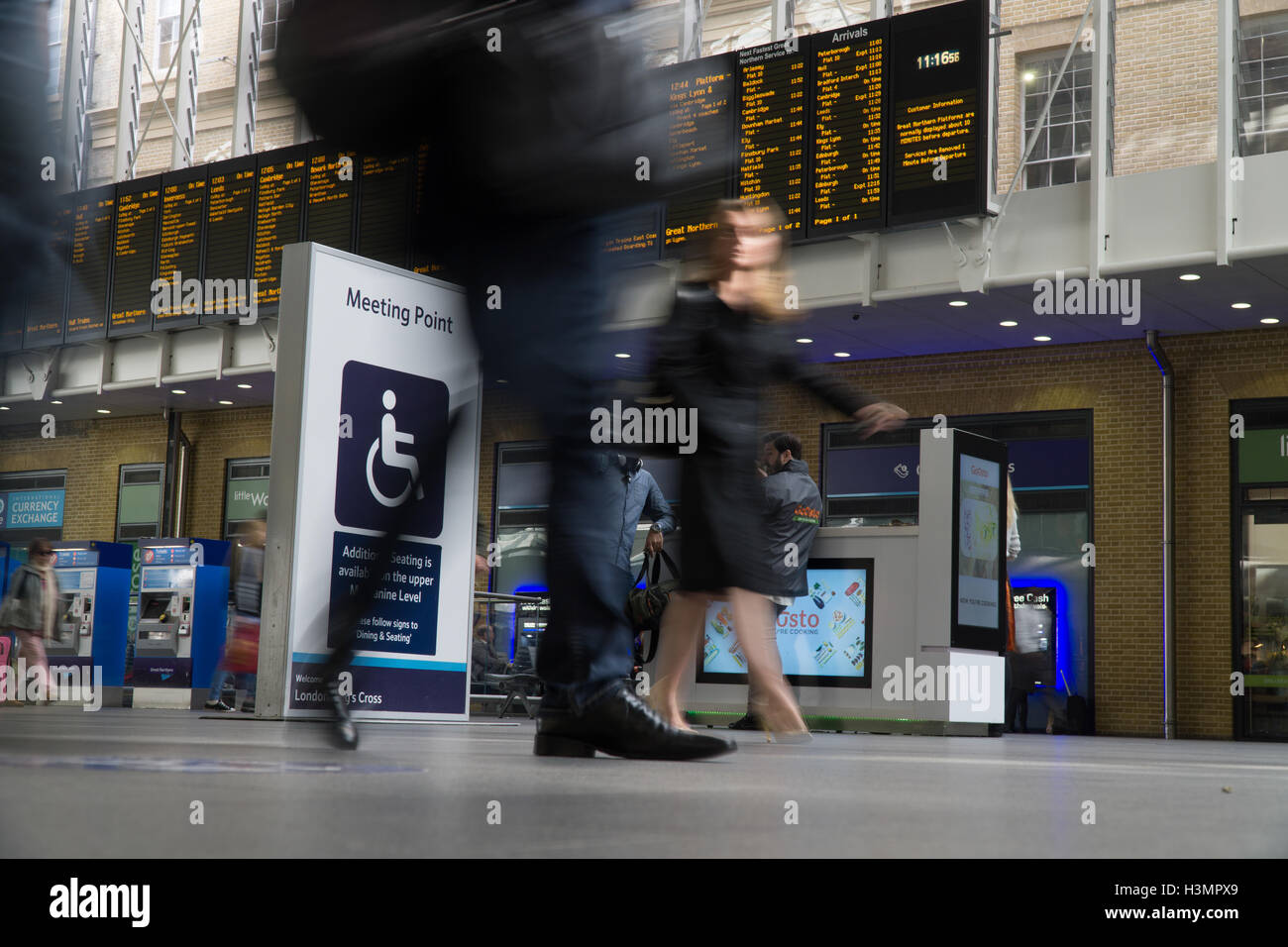 Langsame Verschlusszeit verwendet, um übertriebene Bewegung von Menschen in Kings Cross St Pankreas Station,London,U.K aufzuzeichnen. Stockfoto