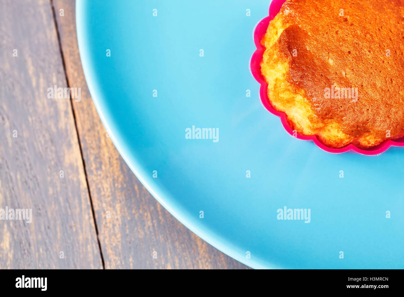 Bild von Muffin Tasse Kuchen auf einem Teller, Textfreiraum hautnah. Stockfoto