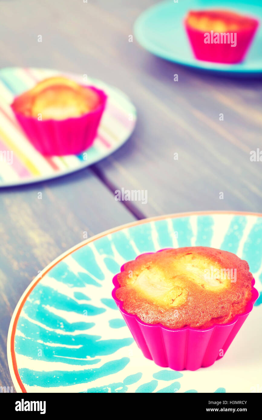 Vintage getönten hausgemachte Muffins Tasse Kuchen auf einem Teller, geringe Schärfentiefe. Stockfoto