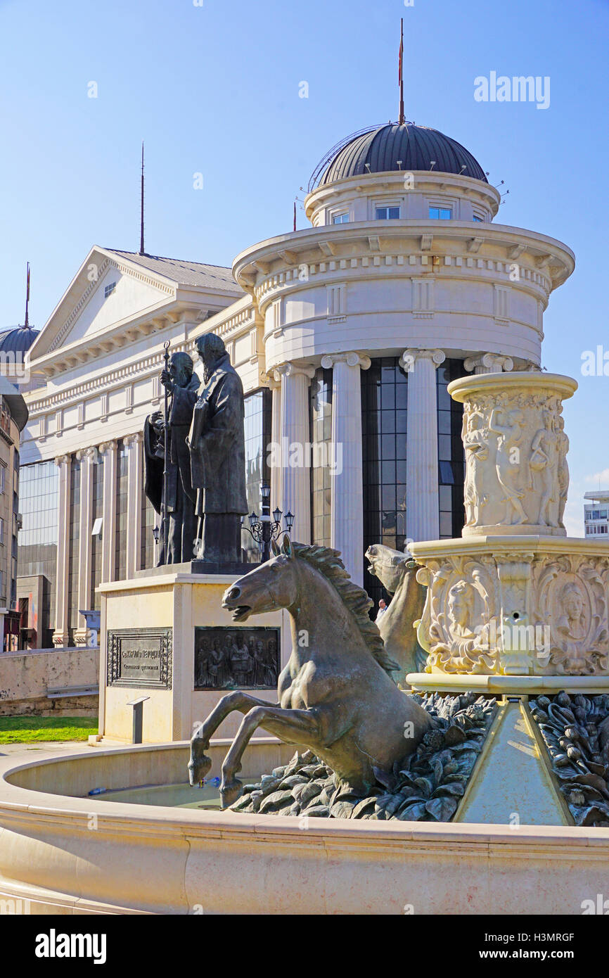 Skopje Statuen einschließlich Brunnen mit Pferden mit Museum für Archäologie im Hintergrund. Stockfoto