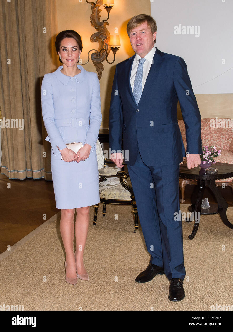 Die Herzogin von Cambridge trifft König Willem Alexander der Niederlande an Villa Eikenhorst in den Haag, Niederlande. Stockfoto