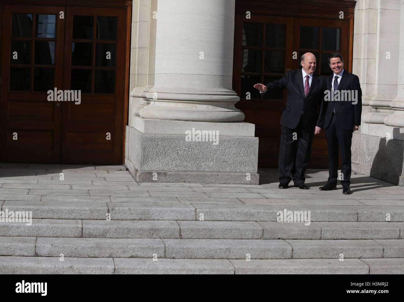 Finanzminister Michael Noonan (links) mit Minister für öffentliche Ausgaben und Reform Paschal Donohoe, außerhalb Regierungsgebäude in Dublin, bevor er den irischen Haushalt geliefert. Stockfoto