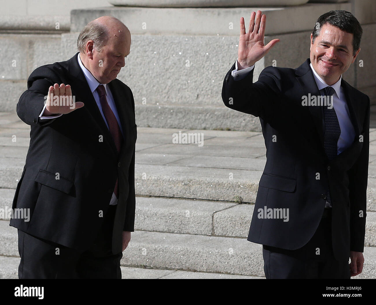 Finanzminister Michael Noonan (links) mit Minister für öffentliche Ausgaben und Reform Paschal Donohoe, außerhalb Regierungsgebäude in Dublin, bevor er den irischen Haushalt geliefert. Stockfoto