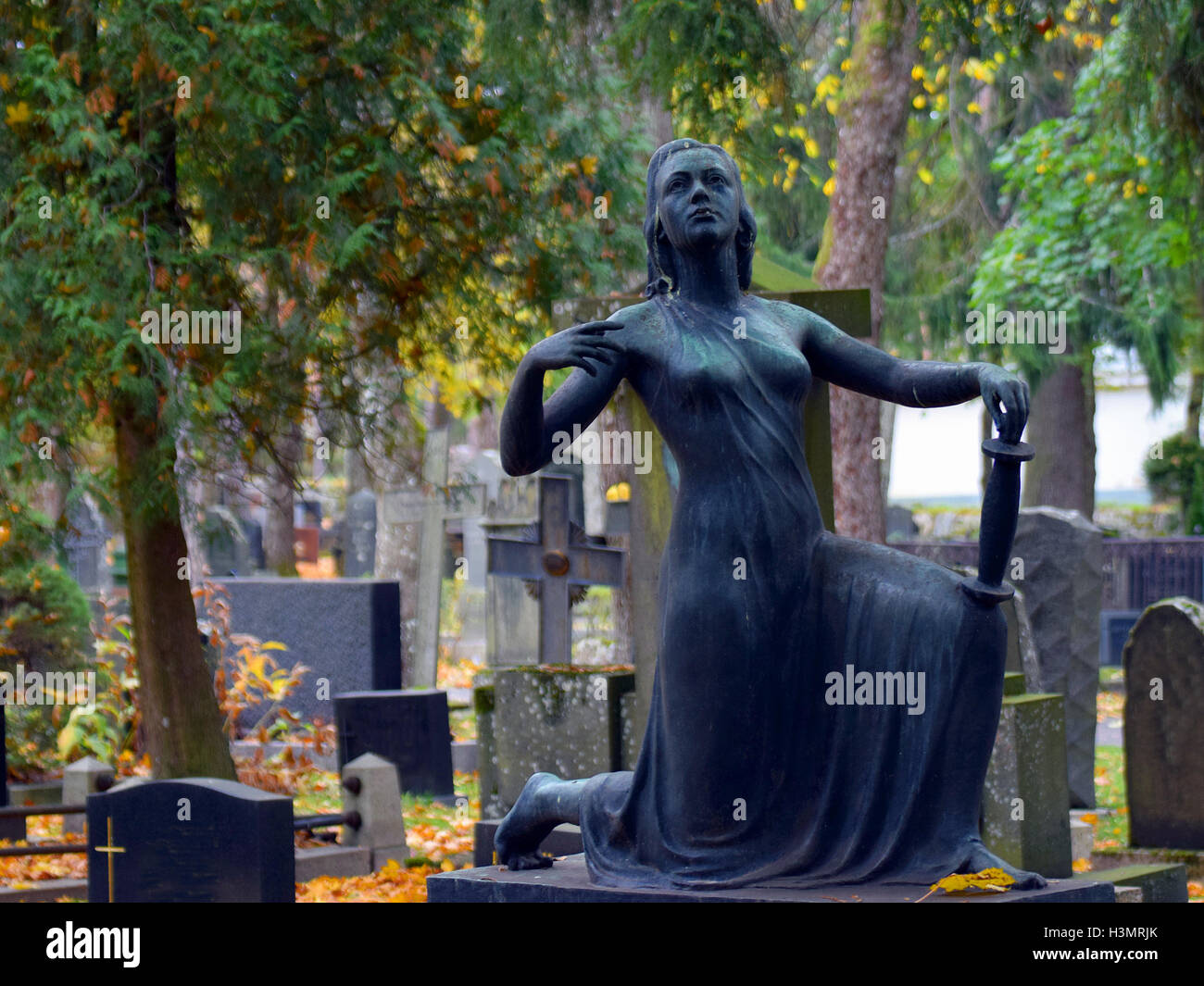 Statue und Grabsteine auf dem Friedhof Stockfoto