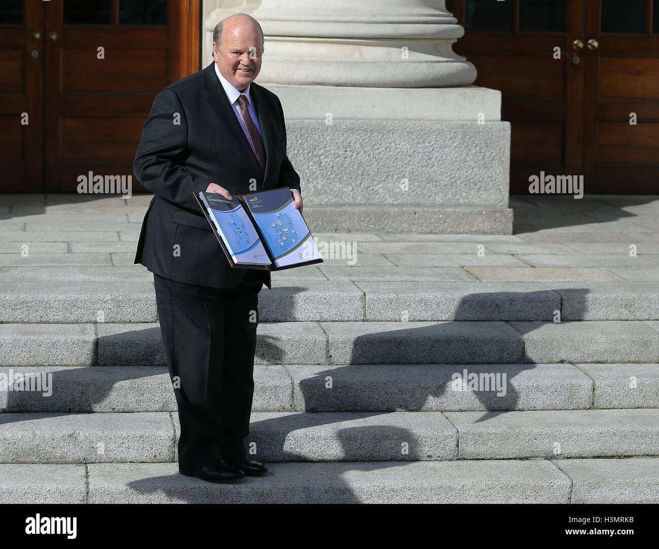 Finanzminister Michael Noonan außerhalb Regierungsgebäude in Dublin, bevor er den irischen Haushalt geliefert. Stockfoto