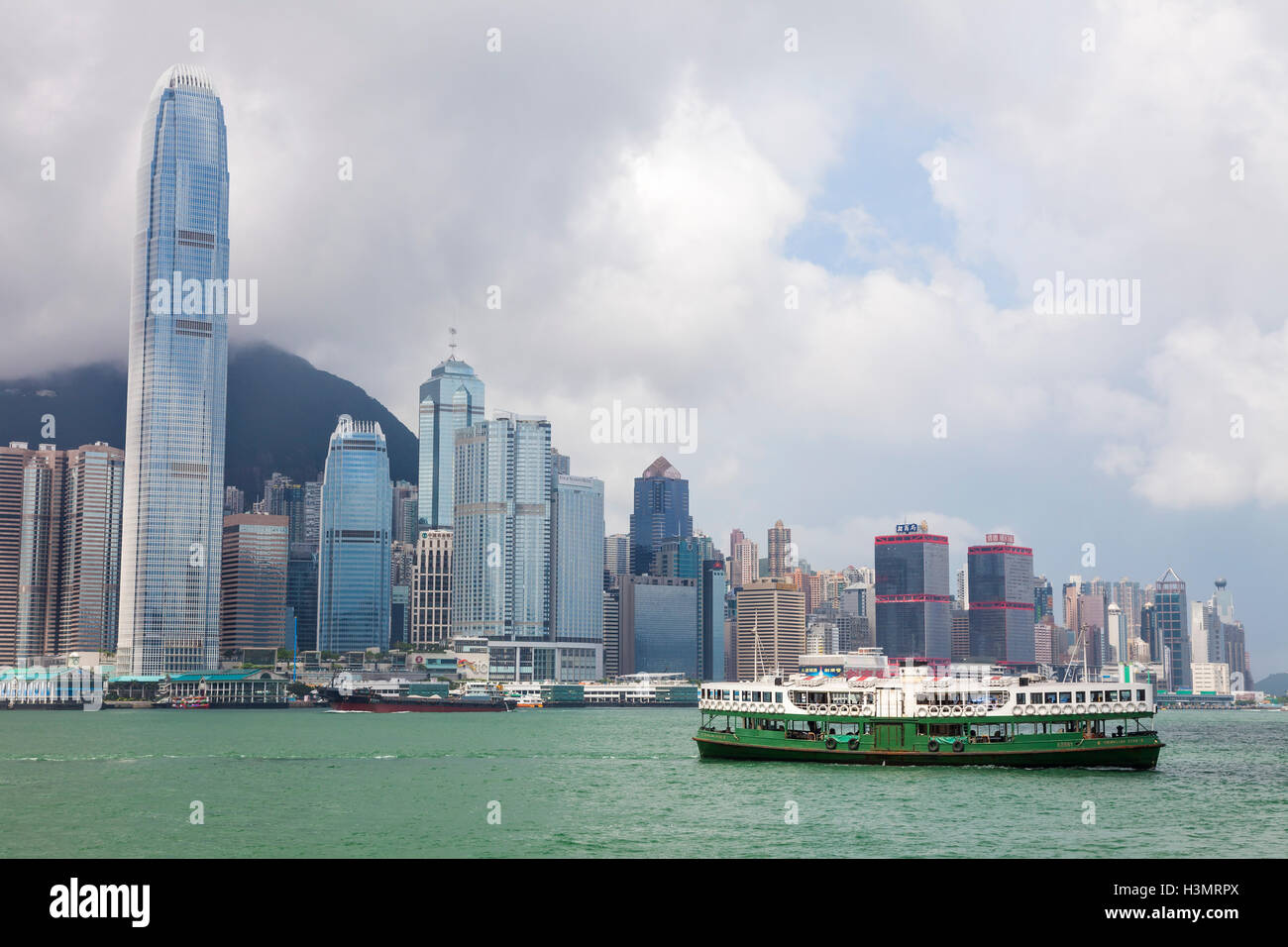 HONG KONG - 28. Mai 2015: Hong Kong Skyline und Star Ferry, 28. Mai 2015 in Hong Kong. Stockfoto