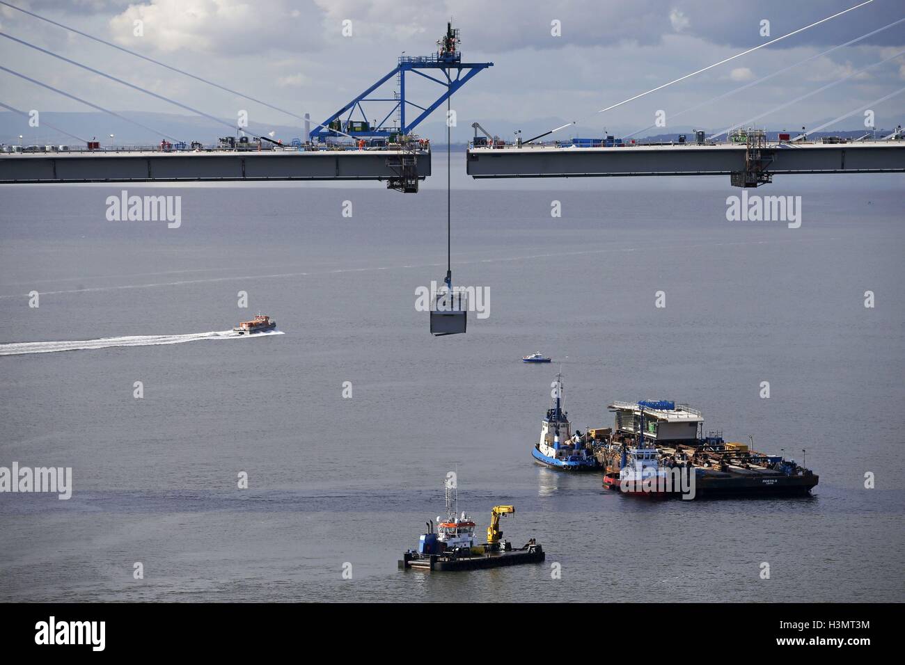 Ein Teil der Fahrbahn angehoben wird, rastet im Süden und mittleren Abschnitte der Queensferry Crossing verbinden, wie die neue Brücke über den Firth of Forth offiziell die Rekordbücher eingetragen hat. Stockfoto