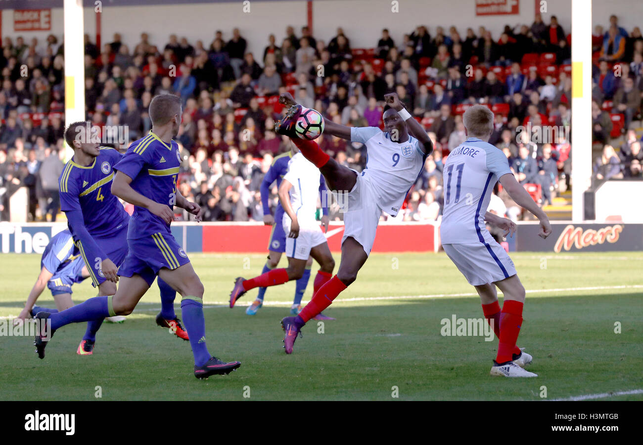 England U21 Tammy Abraham Partituren seiner Mannschaft zweite Tor des Spiels im Zeittraining die 2017 UEFA European u-21 Championship match bei den Banken Stadion, Walsall. Stockfoto