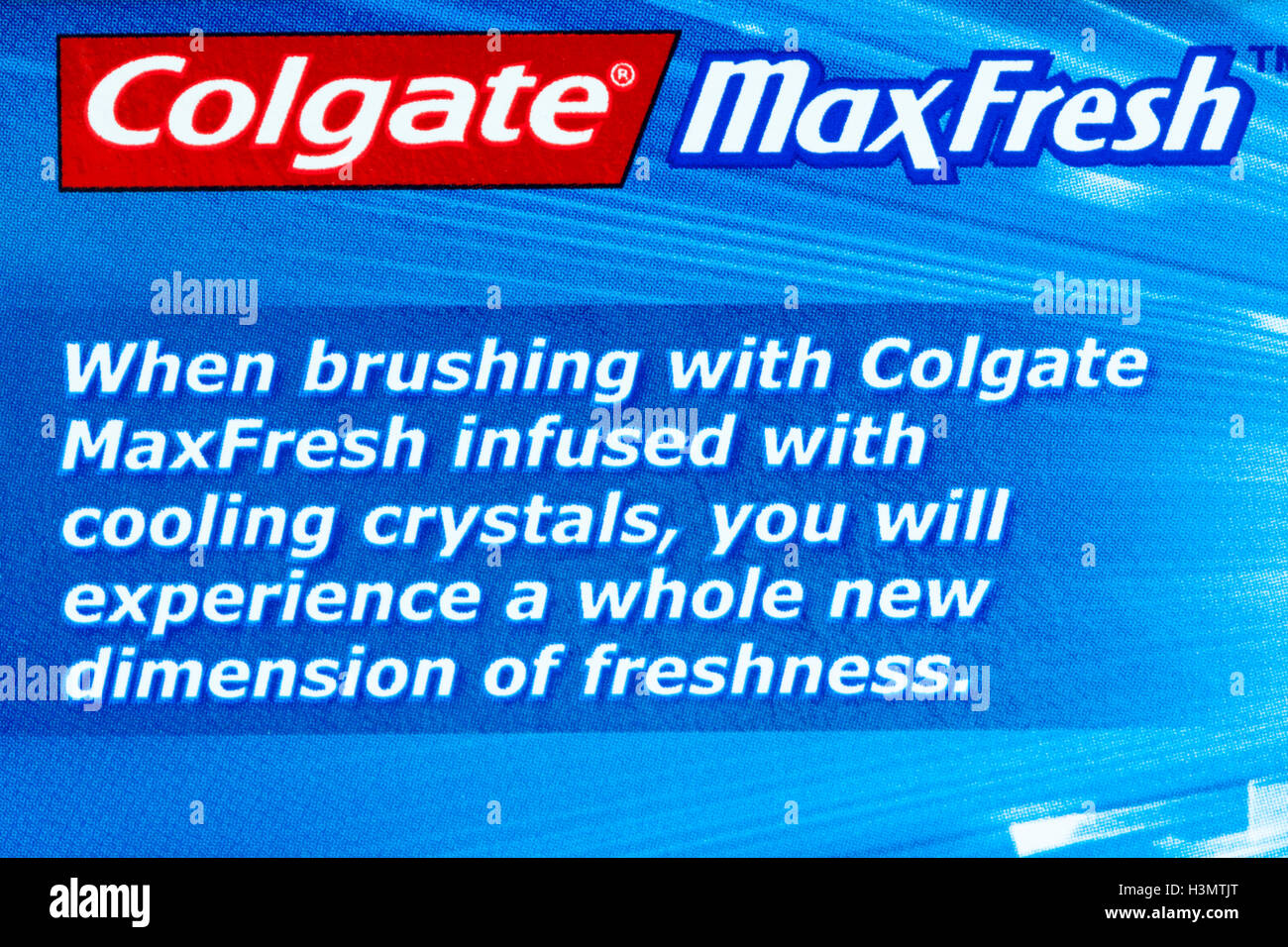 Informationen zur Box von Colgate Fluoride Zahnpasta MaxFresh mit Kühlkristallen cool Mint - colgate Zahnpasta Stockfoto