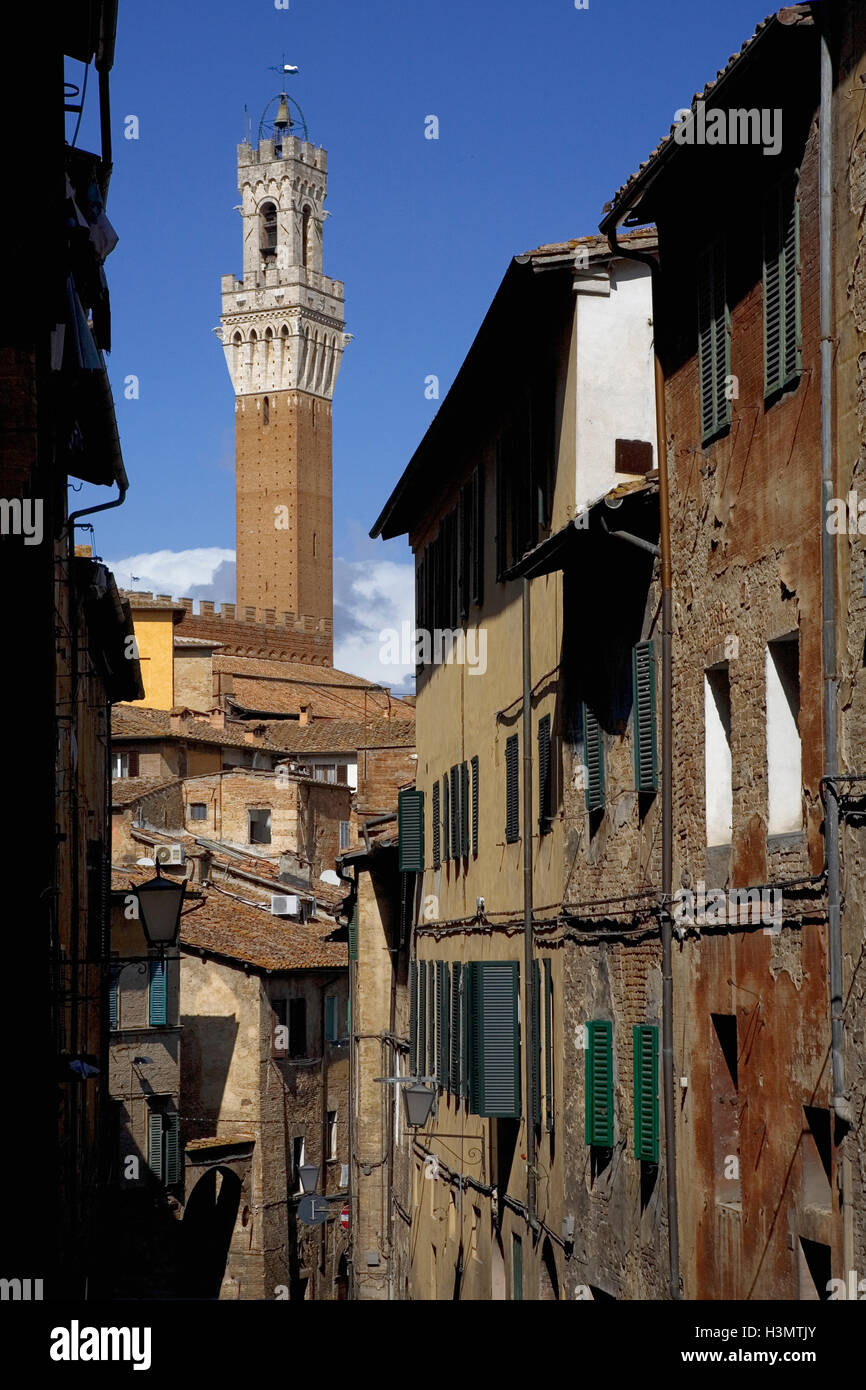 Über Giovanni Duprè und Torre del Mangia, Contrada dell'Onda, Siena, Italien Stockfoto