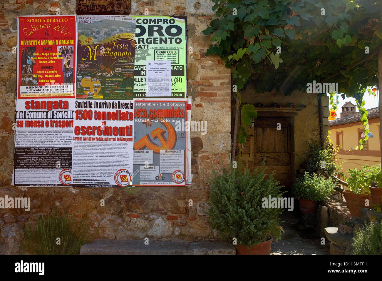 Plakate, einige unterstützende Kommunismus, auf einer Wand in der mittelalterlichen Ortschaft Torri, in der Nähe von Sovicille Siena, Italien Stockfoto