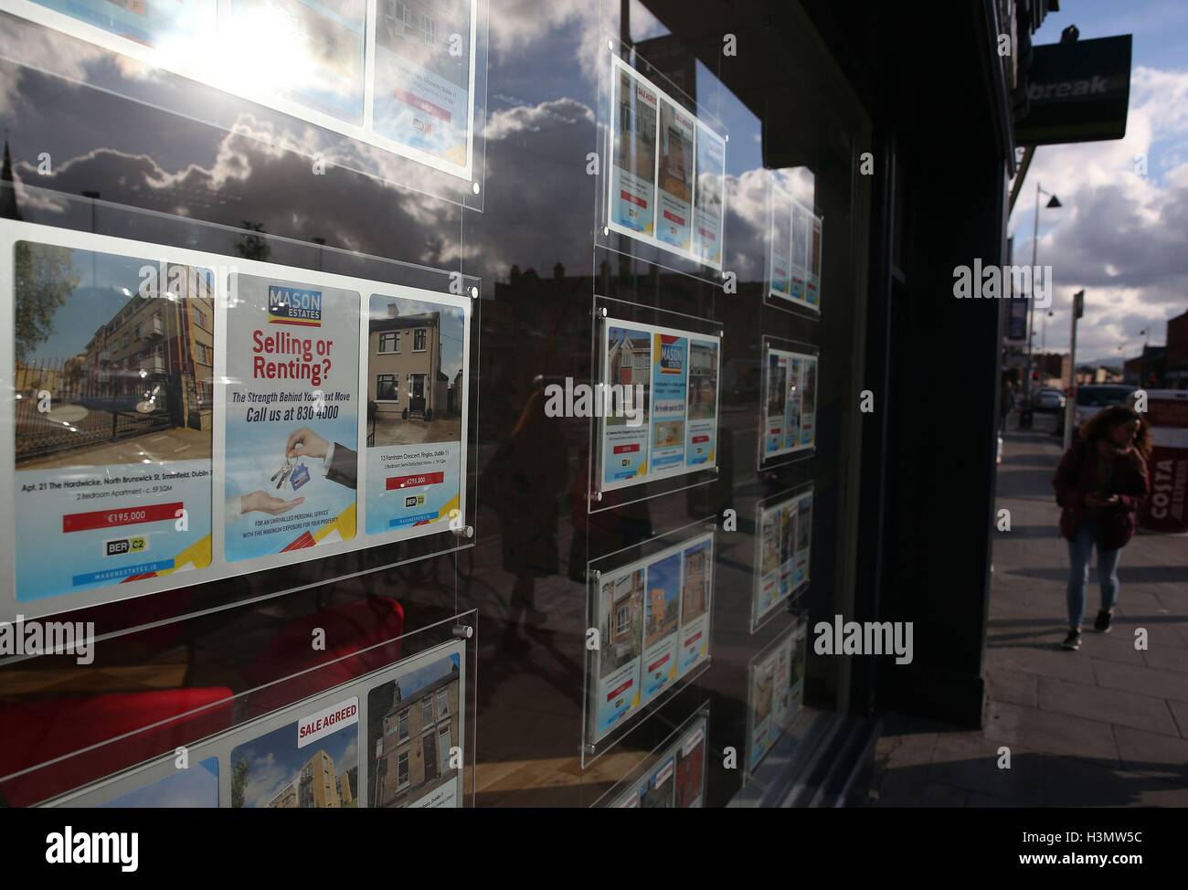 Im Budget wurde ein Ladenfenster für Immobilienmakler in Dublin als neues Hilfsprogramm für Erstkäufer angekündigt, die kämpfen, um auf die Immobilienleiter zu kommen, und einen Rabatt von 5 % von bis zu 20,000 Euro (£18,000) über vier Jahre auf neue Häuser gewähren. Stockfoto