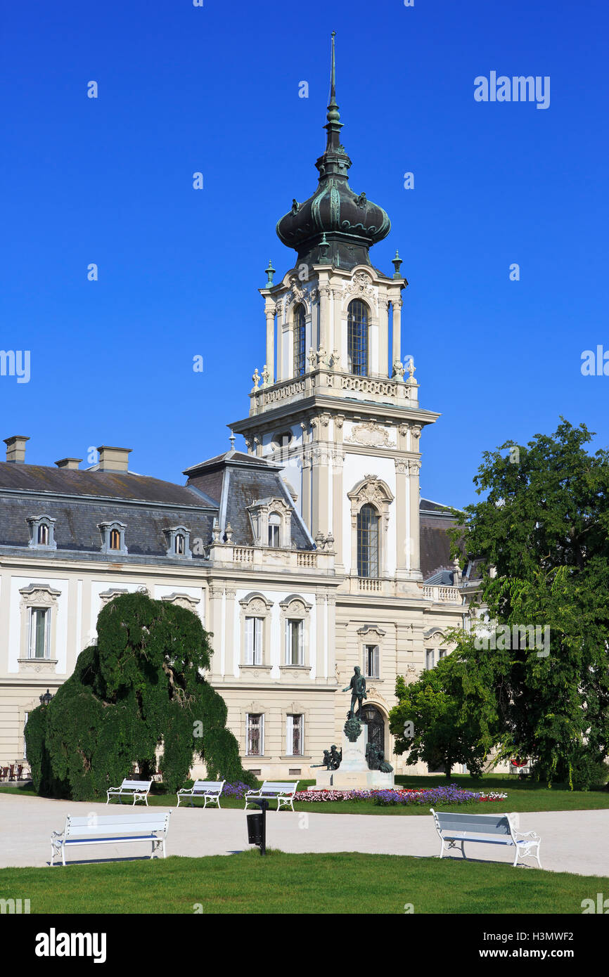 Statue des Grafen György Festetics von Tolna (1755-1819) außerhalb der Festetics Palast (1745) in Keszthely, Ungarn Stockfoto