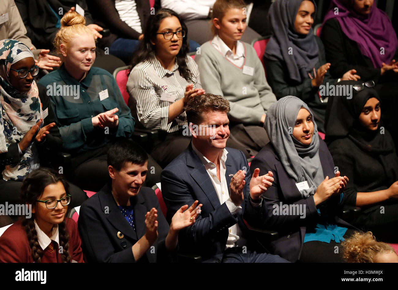Matthew Barzun, Botschafter der Vereinigten Staaten, das Vereinigte Königreich schließt sich Schülerinnen und Schüler an der Mulberry-Schule für Mädchen in London, als sie an eine bessere Zukunft teilnehmen: ein globales Gespräch auf Mädchenbildung, ein live-Gespräch mit US-First Lady Michelle Obama und anderen jungen Mädchen auf der ganzen Welt. Stockfoto