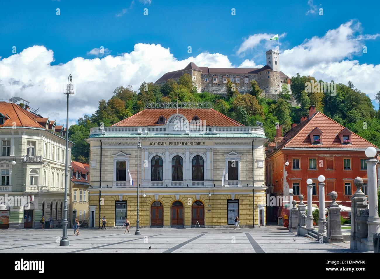 Ansicht der Kongressplatz, der slowenischen Philharmonie und das Schloss, Ljubljana, Slowenien Stockfoto