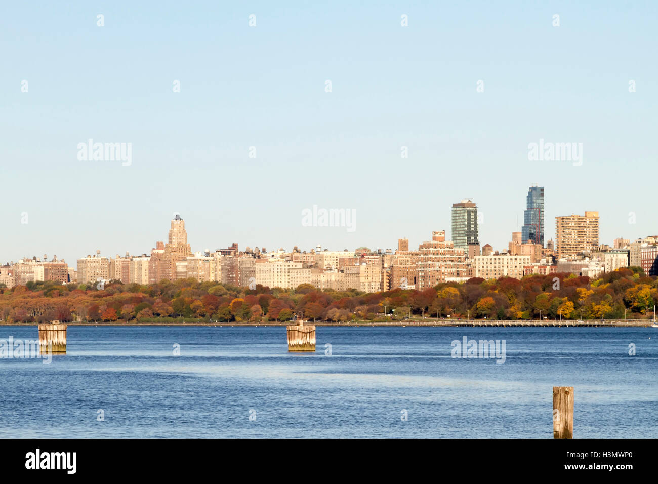 Malerische Aussicht auf die Skyline von New York Manhattan gesehen aus über den Hudson River in Edgewater, New Jersey. Stockfoto