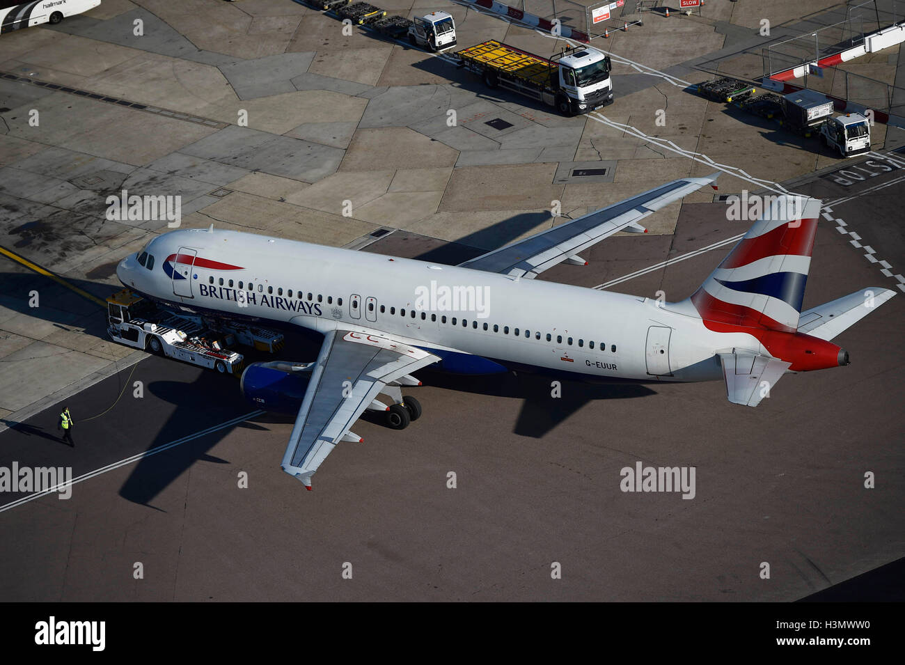 Einen allgemeinen Überblick über ein British Airways Flugzeug auf der Landebahn am Flughafen London Heathrow. Stockfoto