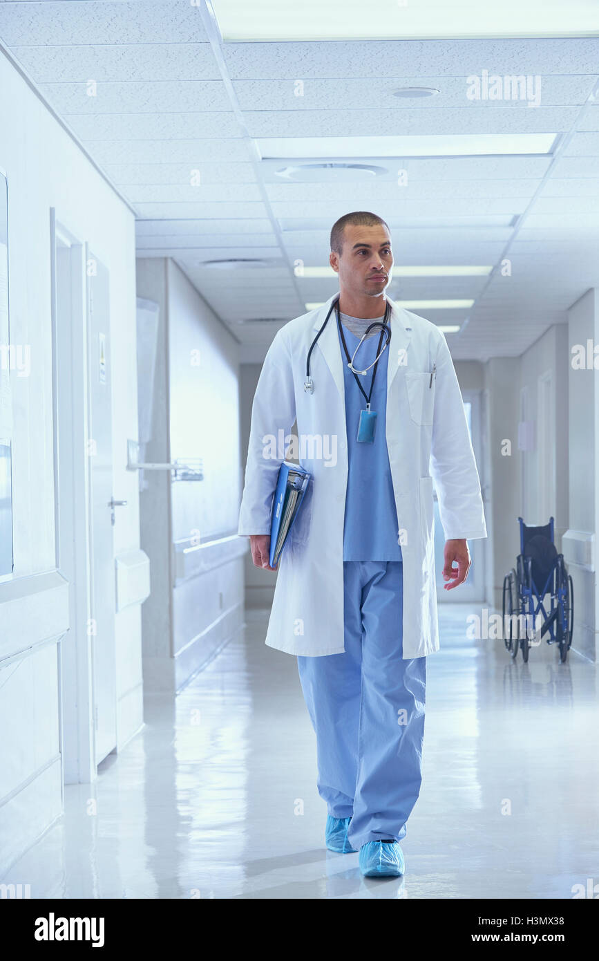 Arzt entlang Krankenhausflur Durchführung medizinische Hinweise Stockfoto