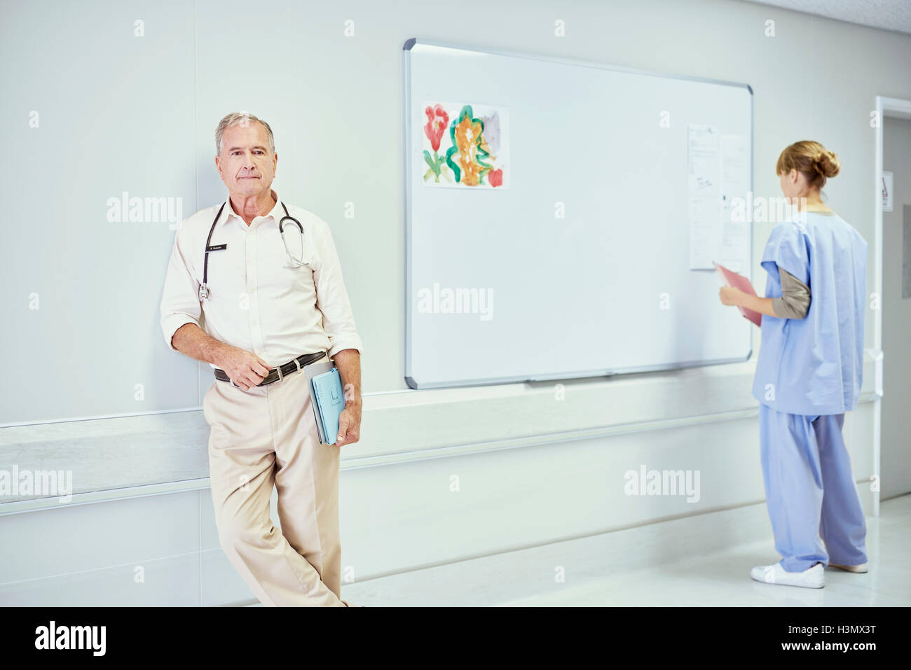 Porträt von leitender Arzt im Krankenhaus Stockfoto