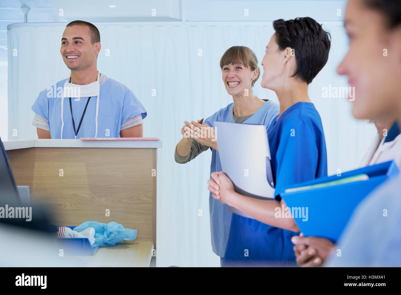 Medizinisches Personal im Chat an Krankenschwestern Station im Krankenhaus Stockfoto