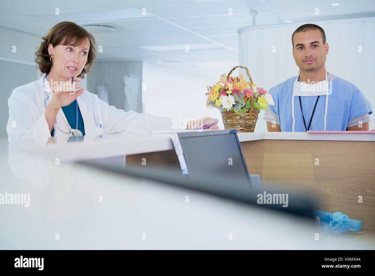 Ärztin sprechen an Krankenschwestern Station im Krankenhaus Stockfoto